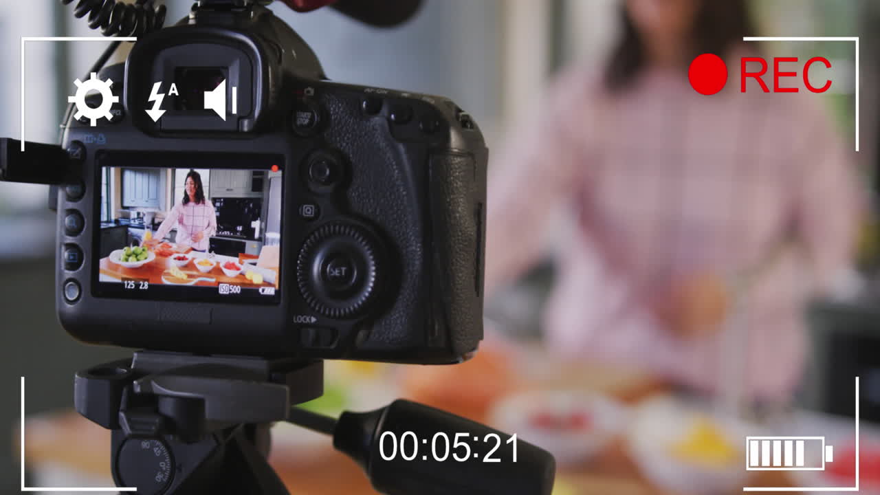 animación de la interfaz digital del visor de la cámara a través de un vlogger culinario femenino que graba un vlog en casa