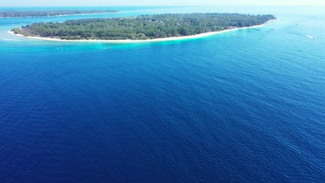 Isla-Tropical-Con-Exuberante-Vegetación-Y-Playa-De-Arena-Blanca-En-Una-Hermosa-Forma-De-Círculo-Rodeada-Por-Un-Mar-Azul-Profundo-En-Gili,-Indonesia