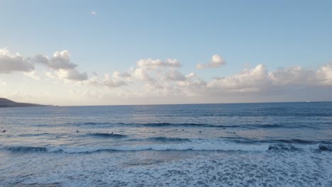 Strand-Von-Las-Canteras,-Surfer-Auf-Wellen,-Kanarische-Insel,-Spanien,-Drohnenaufnahme