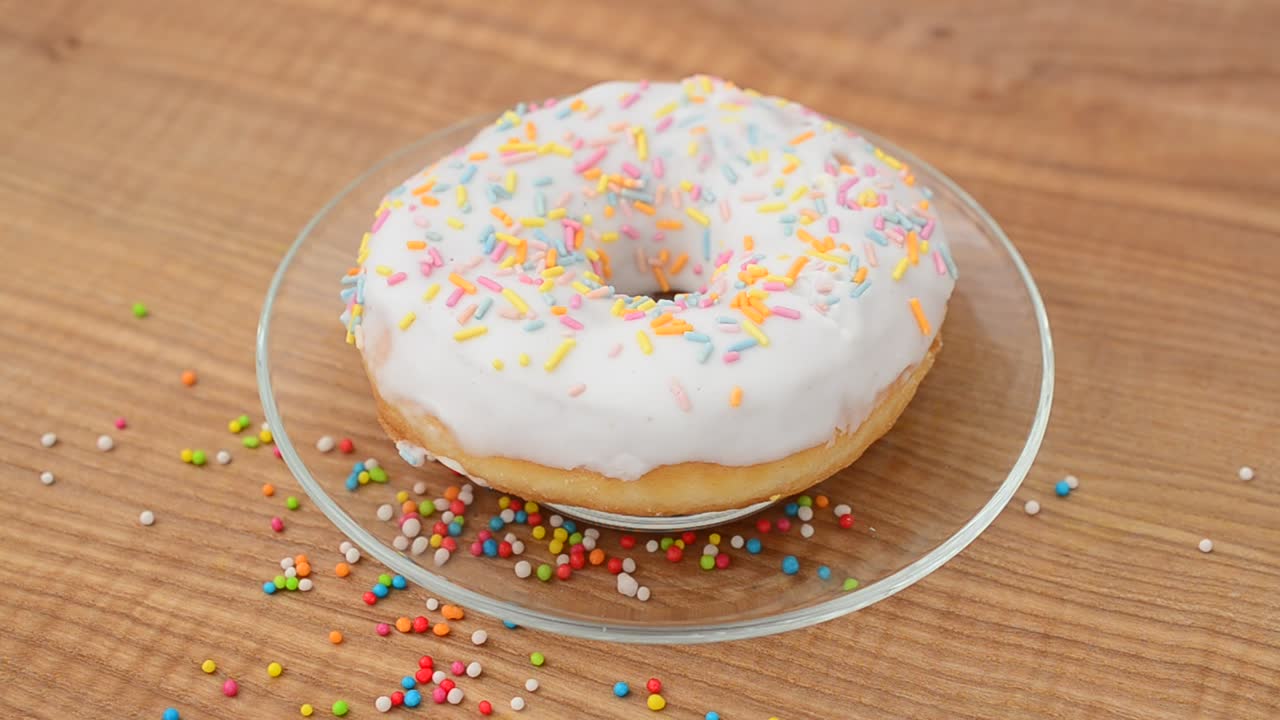 Rosquinha em uma tábua de cozinha. Fotografia em movimento