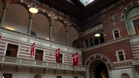 Banderas-Danesas-Que-Cubren-La-Fachada-Interior-Del-Ayuntamiento-De-Copenhague.