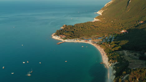 Vista-Aérea-De-Drones-De-La-Costa-Adriática-En-Marche,-Italia