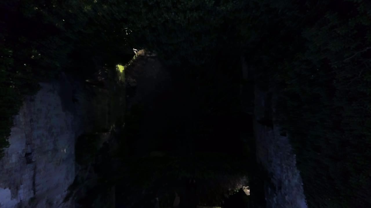 ドローンが上から下に降りて 城の遺跡に降りる