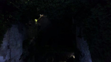 descenso de drones de arriba hacia abajo en las ruinas del castillo