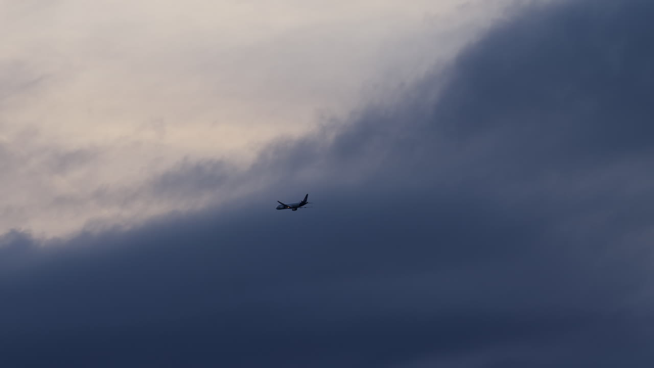 avión volando a través de nubes oscuras