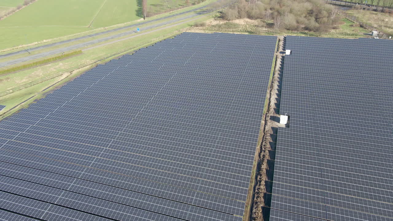 вид с воздуха на большое поле солнечных батарей в сельской местности