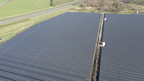 Vista-Aérea-De-Un-Gran-Campo-De-Paneles-Solares-En-Una-Zona-Rural