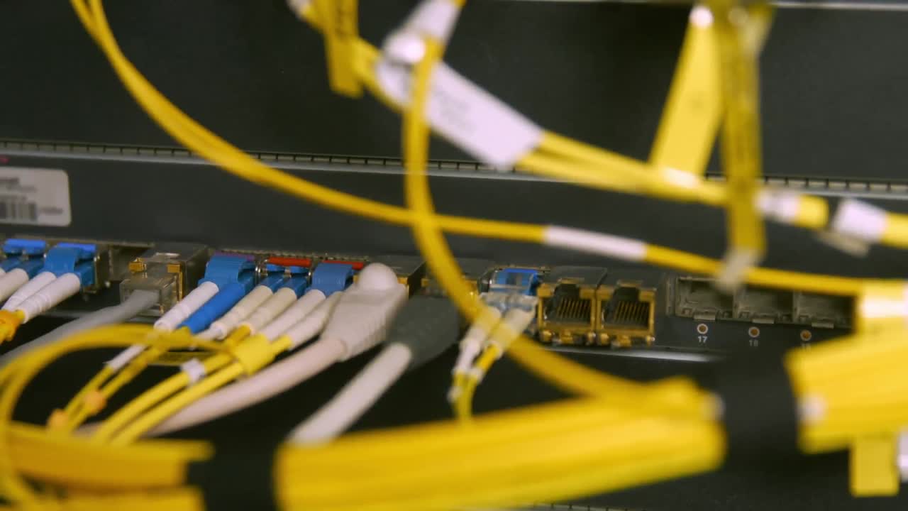 cables y cables que salen del servidor