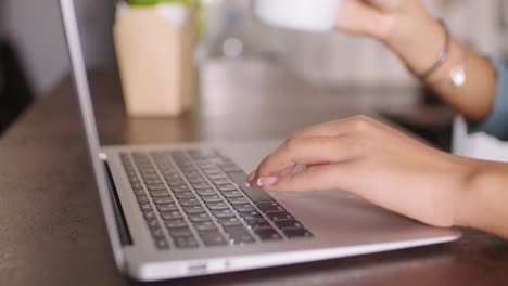 Primer-Plano-De-Manos-Femeninas-En-La-Computadora-Portátil