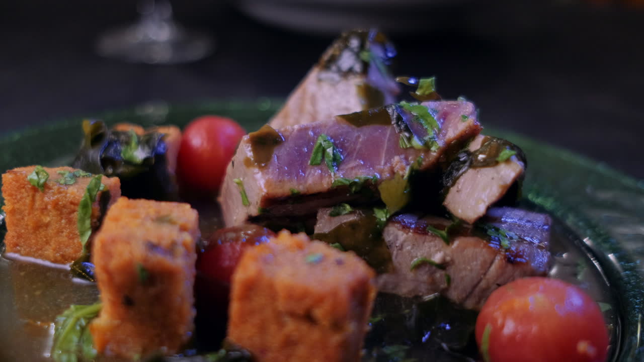 레스토랑에서 만든 잘 준비된 스페인 식사를 클로즈업하고 카메라를 확대합니다.