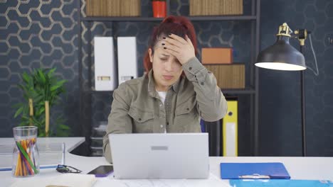 una mujer de negocios frustrada.