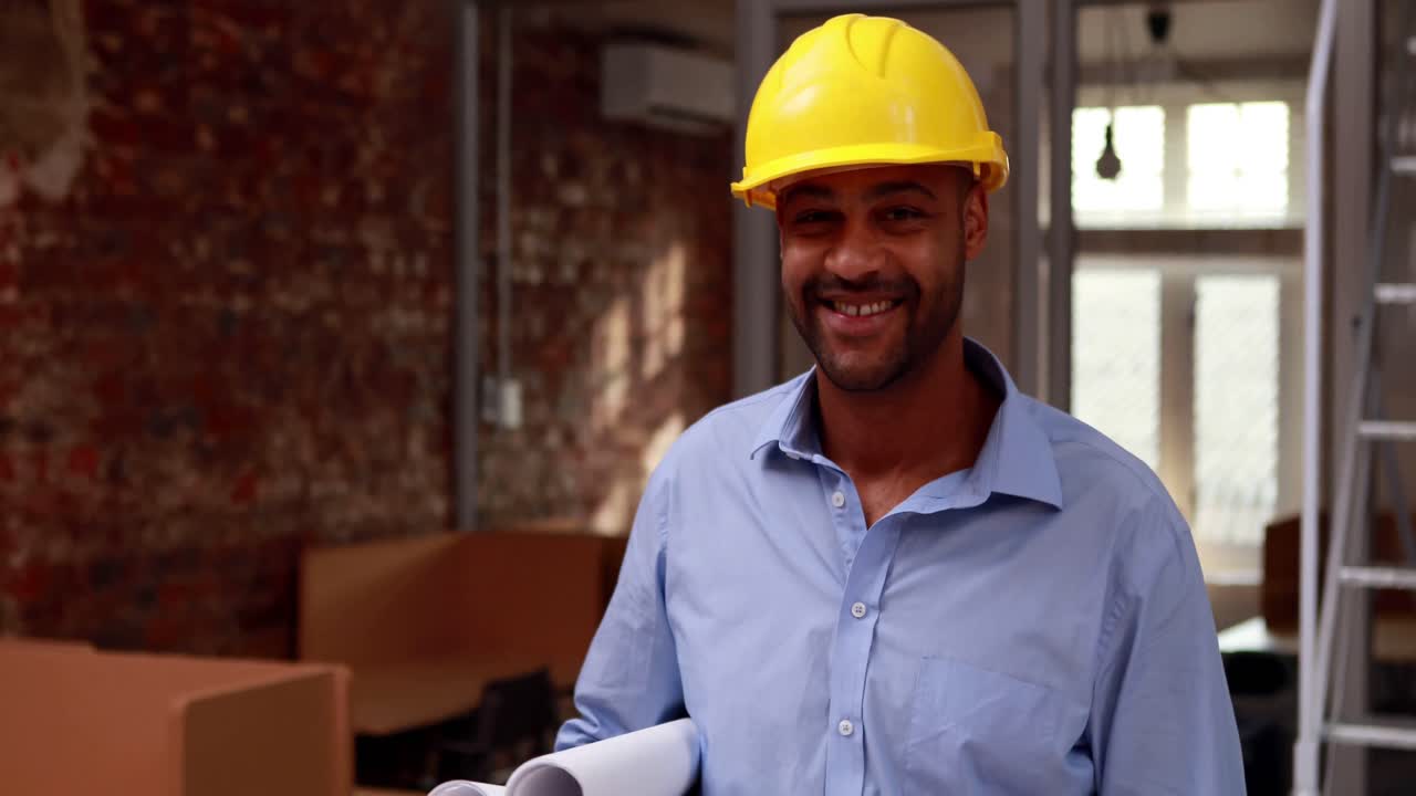 arquitecto casual caminando y sonriendo a la cámara