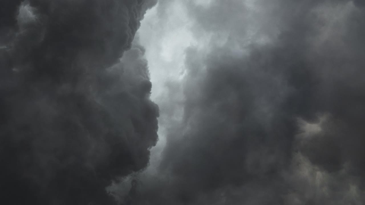 tormenta de rayos en el cielo gris oscuro