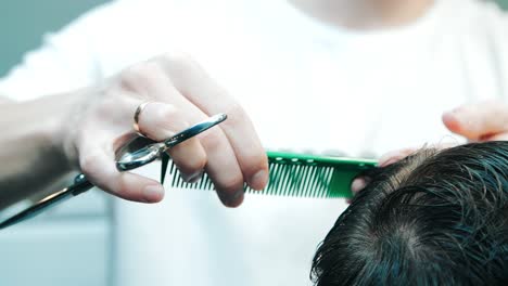 Friseur-Mit-Schere-Und-Kamm-Macht-Stilvolle-Männliche-Frisur