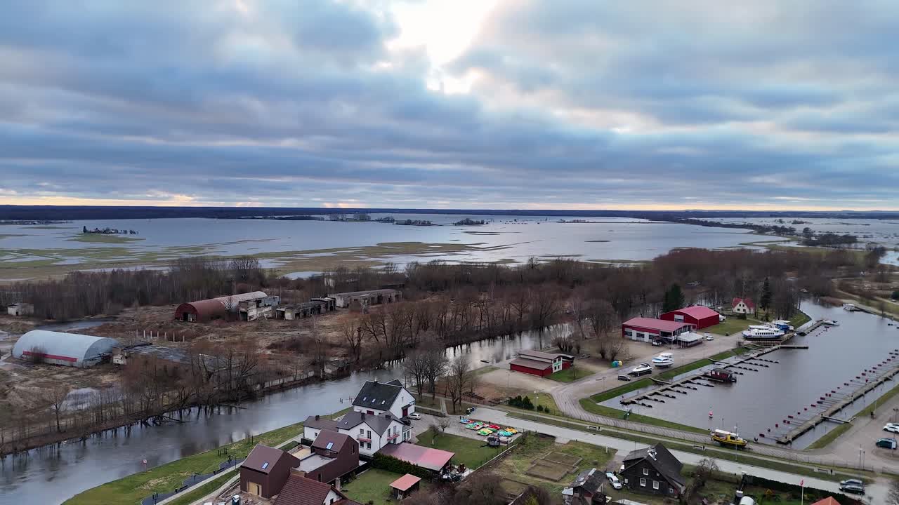 высокоугольный снимок городов, затопленных переполненными реками.