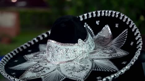 sombrero tradicional mexicano de mariachi en color blanco y negro