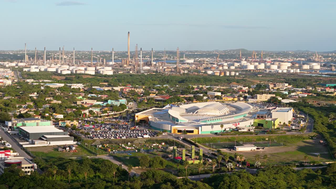 큐라사오의 정유소와  ⁇  쇼핑몰 주변  ⁇ 도를 설정하는 드론