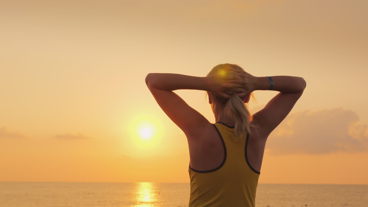 donna fitness ammirando l'alba sul mare freschezza concetto di bellezza e salute