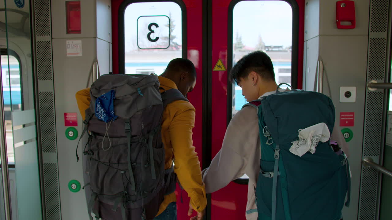 друзья, путешествующие на поезде