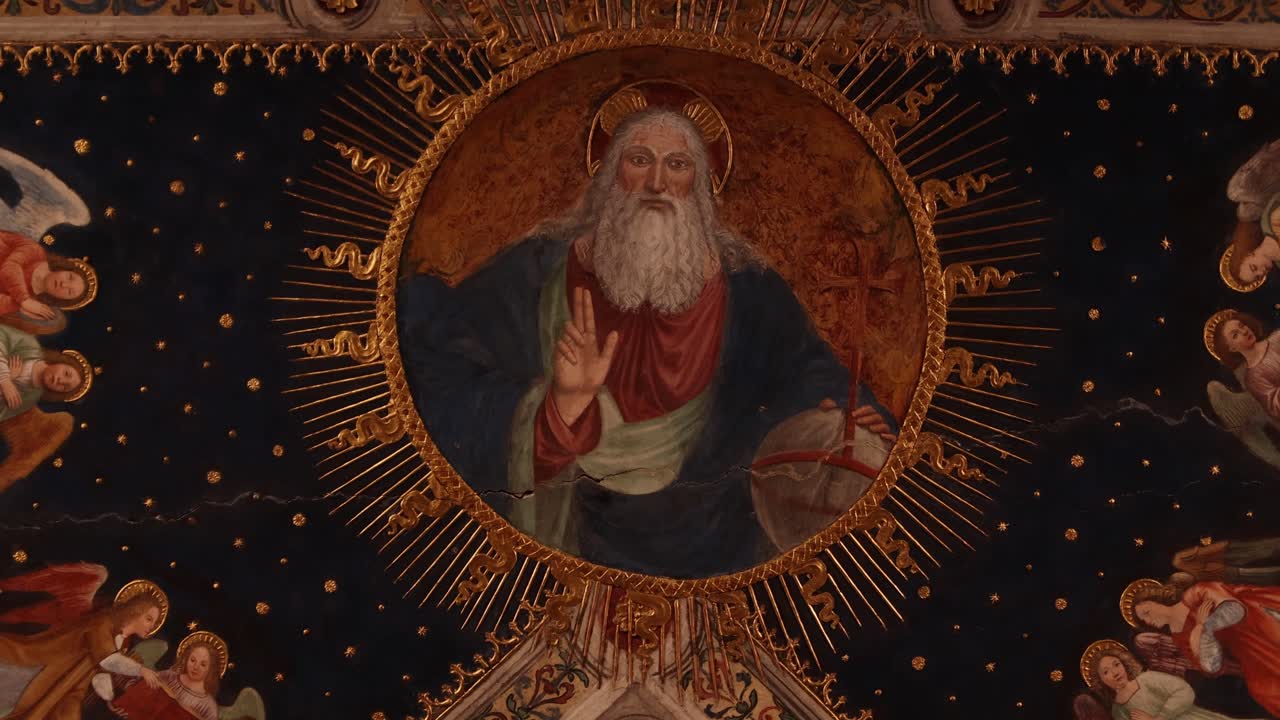 Pintura Religiosa de Deus e Anjos no Teto da Igreja