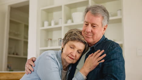 amor, abrazo y apoyo, pareja de ancianos en casa