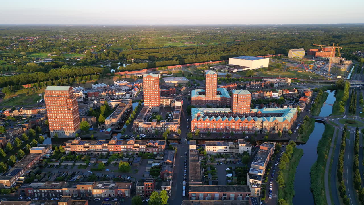 네덜란드 아메르스포르트 바토르스트 에 있는 현대적 인 건물 들 과 함께 황금 시간 에 볼 수 있는 항공 사진