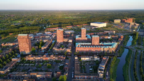Luftaufnahme-Zur-Goldenen-Stunde-Mit-Modernen-Gebäuden-In-Amersfoort-Vathorst,-Niederlande