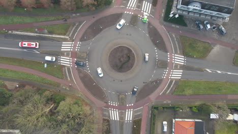 antena de arriba hacia abajo de automóviles que entran y salen de una rotonda extremadamente concurrida