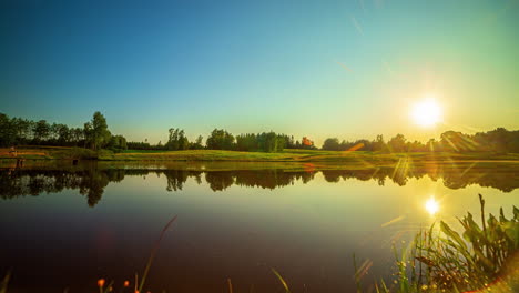 Die-Sonne-Geht-Im-Zeitraffer-über-Einen-Teich