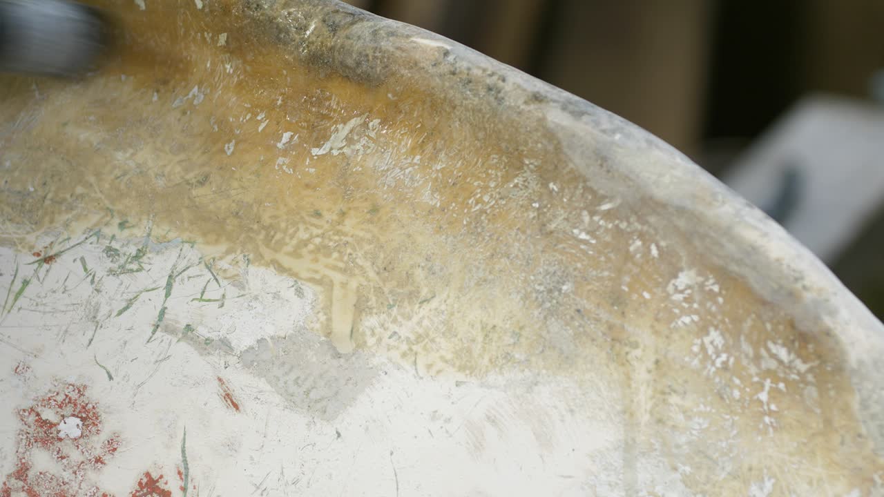 Støvsugning af slebet glasfiberbådskrogbund.