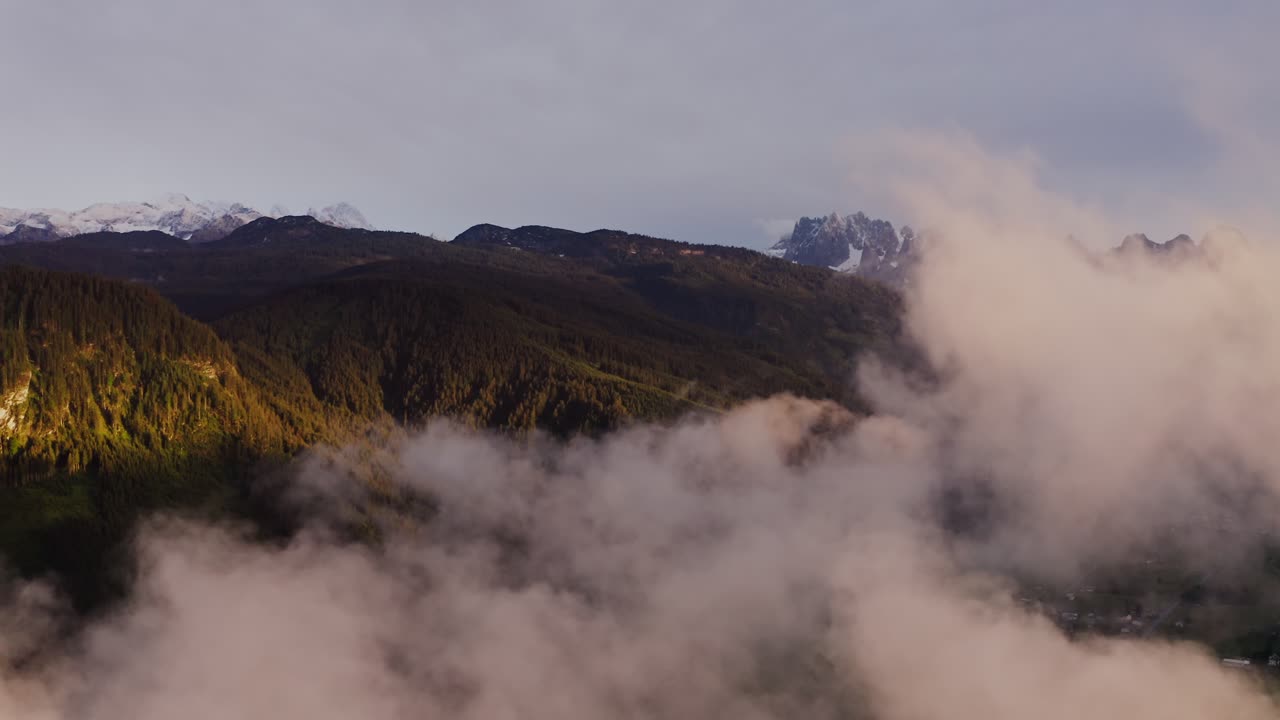 해가 뜨고 해가 지면 안개가 가득한 산꼭대기