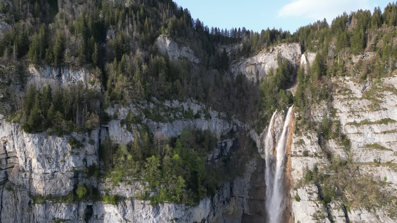 Foss ved fjellsiden i vakkert naturlandskap, Sveits