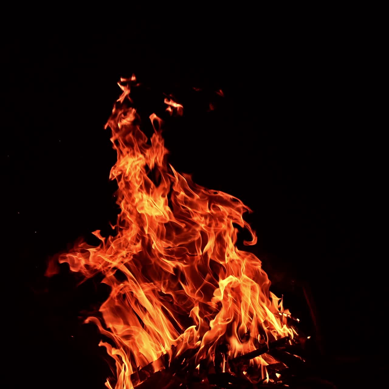 Falò che si erge nell'oscurità. Splendide fiamme che salgono rapidamente.