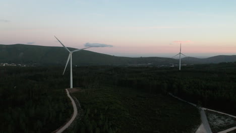 turbinas eólicas que producen energía limpia durante la puesta de sol en serra de aire e candeeiros, leiria portugal