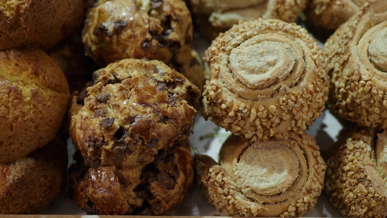 Köstliche Auswahl an frisch gebackenen Muffins und nussummantelten Gebäckstücken