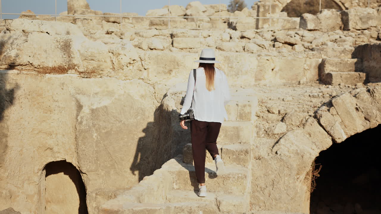 una mujer explorando antiguas ruinas.