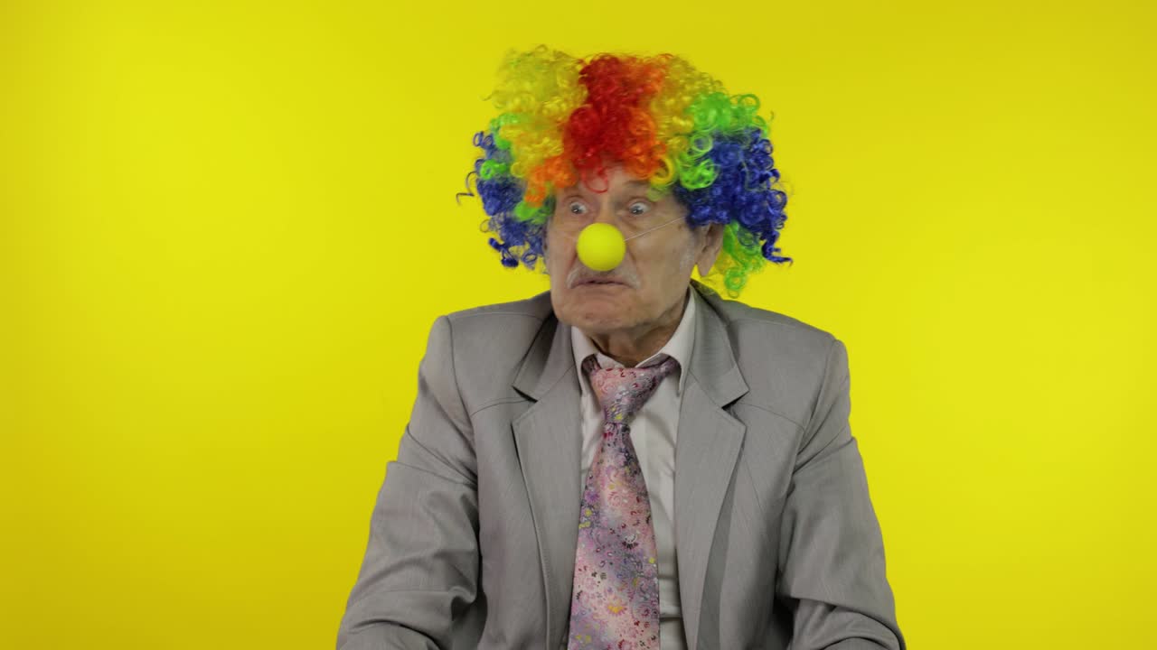 el jefe del empresario payaso hace caras tontas. expresiones