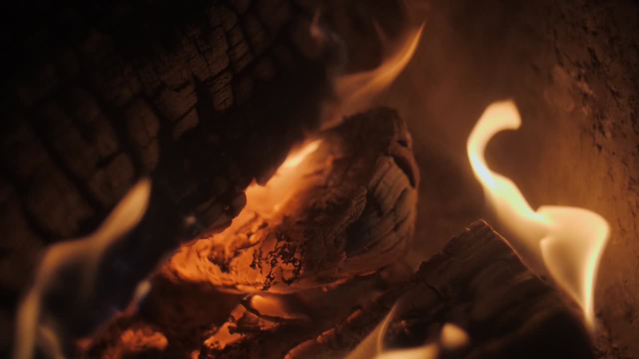 타일 그릴을 통해 나무 조각으로 슬로우 모션으로 벽난로에 불