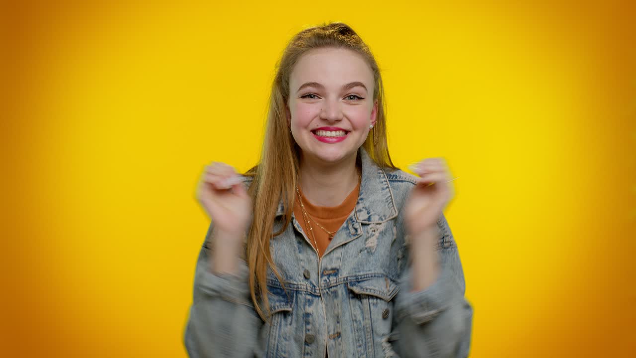 ragazza auguro buona fortuna e diventando sorpreso di improvviso sogno si avverò, in attesa di vincere alla lotteria