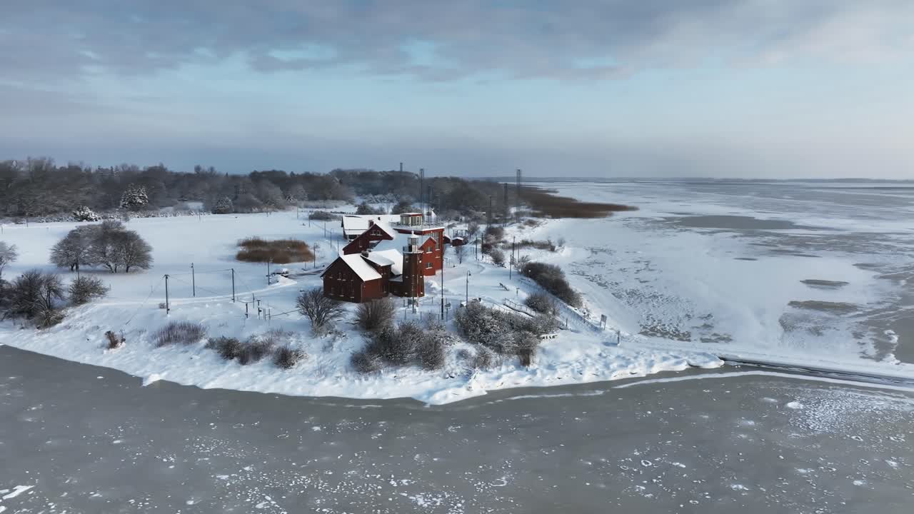 vista aérea temprano en la mañana de una estación de anillo de pájaros en el cabo de vente durante el invierno