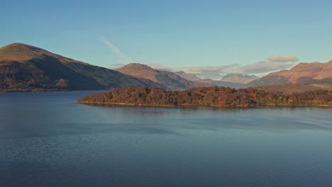 Malerische-Aussicht-Auf-Den-Lake-Lomond-Und-Den-Trossachs-Nationalpark-Von-Einer-Drohne-Aus,-Die-Langsam-über-Das-Schottische-Hochland-Schwenkt