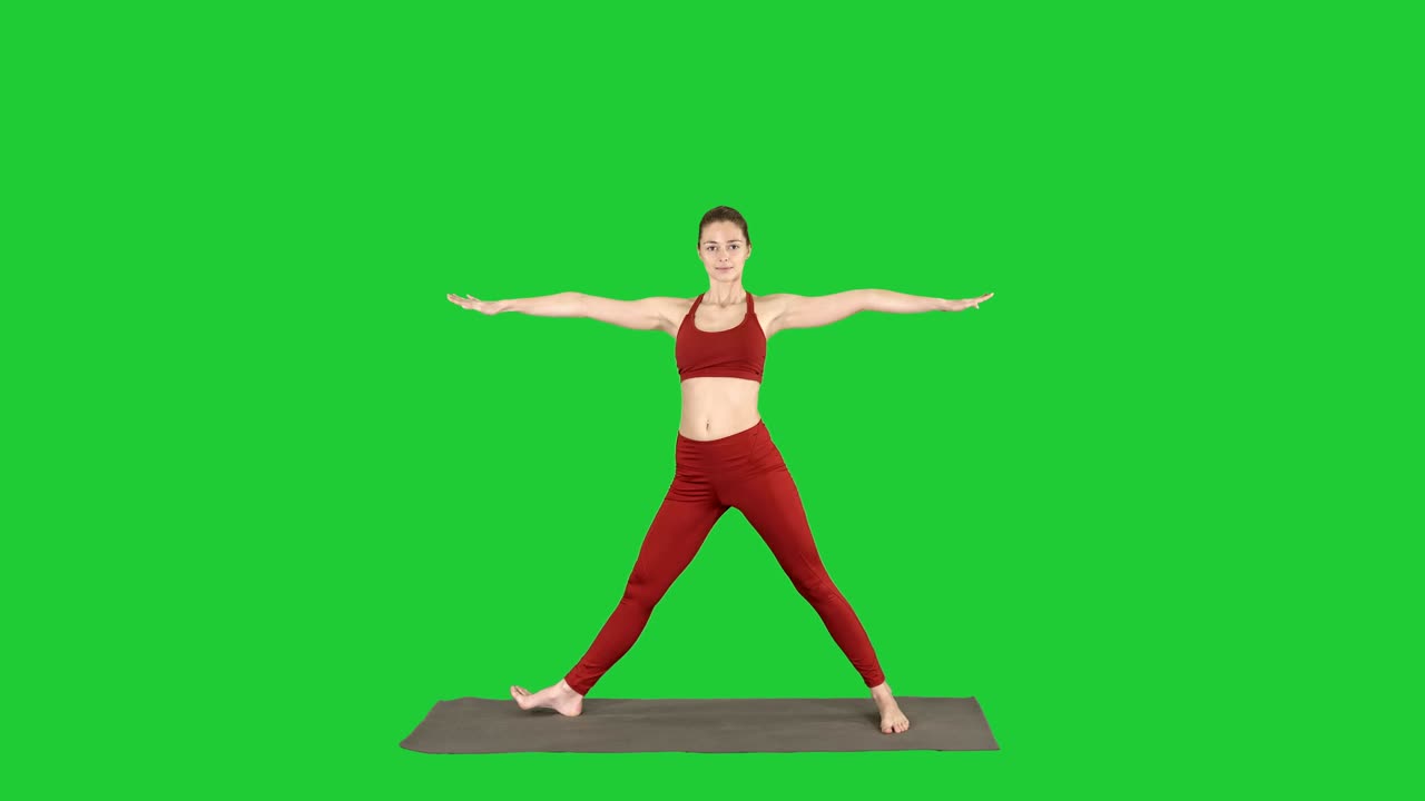 mujer practicando yoga, de pie en el ejercicio de ángulo lateral extendido, utthita parsvakonasana postura en una pantalla verde, clave de croma