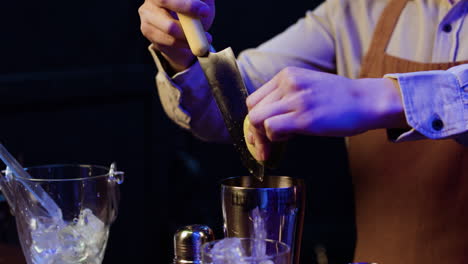 barman preparando coctel
