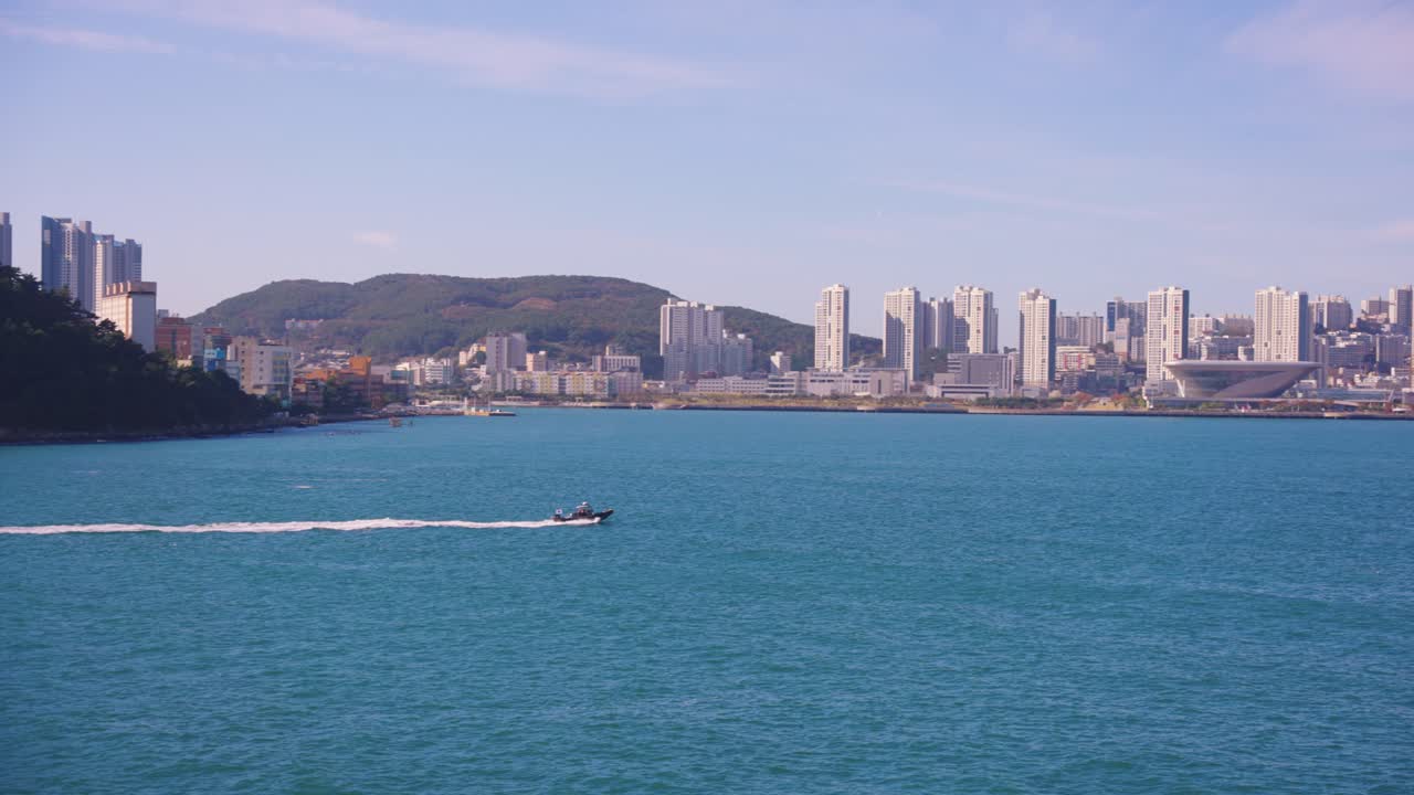 보트 를 타고 해안 도시 풍경