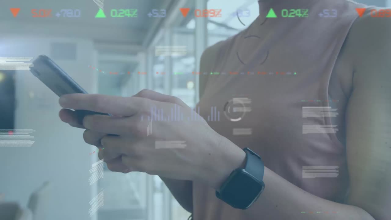 animación del procesamiento de datos sobre una mujer biracial usando un teléfono inteligente