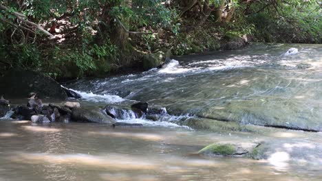 Großer-Felsen-Mit-Einem-Bach,-Der-Darüber-Kaskadiert