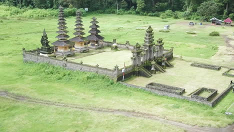 Vista-Aérea-Del-Antiguo-Templo-Hindú-En-El-Paisaje-Verde-De-La-Isla-De-Bali,-Indonesia