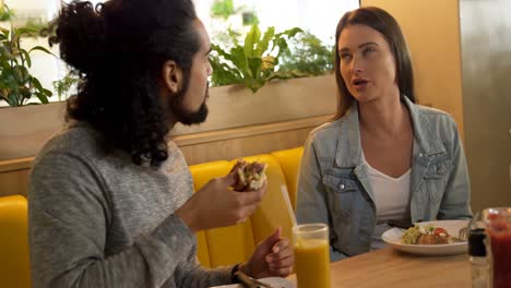 pareja interactuando mientras comen 4k