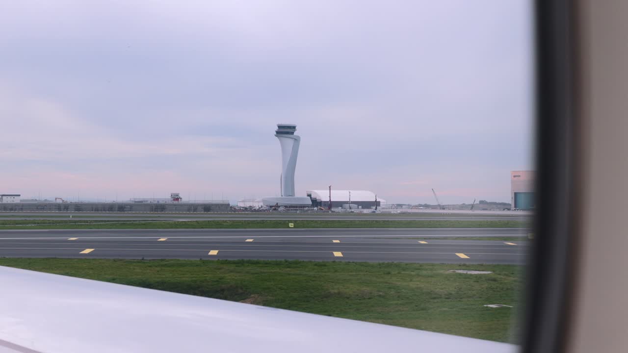 이스탄불 공항에서 출발하는 동안 atc 타워의 승객 창문에서 pov