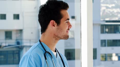 Retrato-De-Un-Médico-Masculino-Escribiendo-En-Un-Portapapeles